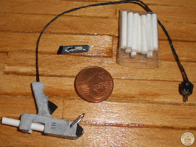 Miniatures : Crafting - Hot glue gun and a cutter