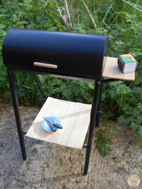 Miniatures : Outside (and gardening) - BBQ