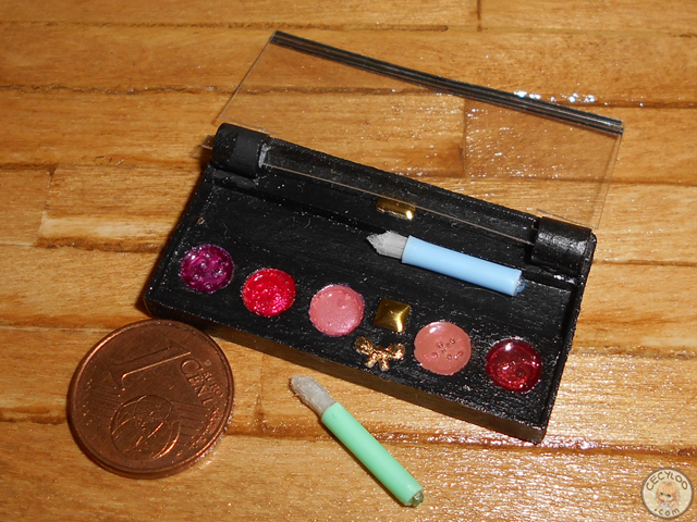 Miniatures : Make up - Palette of make up and brushes